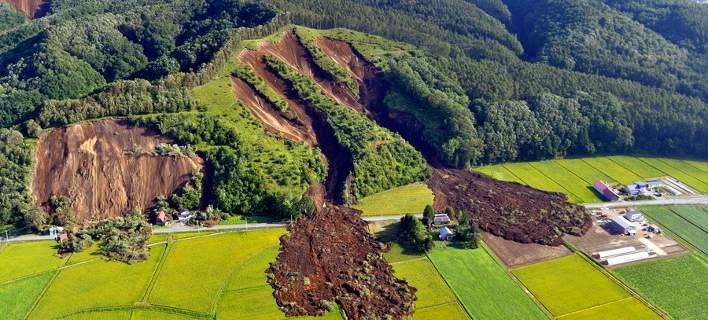 Συγκλονίζουν οι φωτογραφίες από τον σεισμό 6,6 Ρίχτερ στην Ιαπωνία: Μετακινήθηκαν βουνά